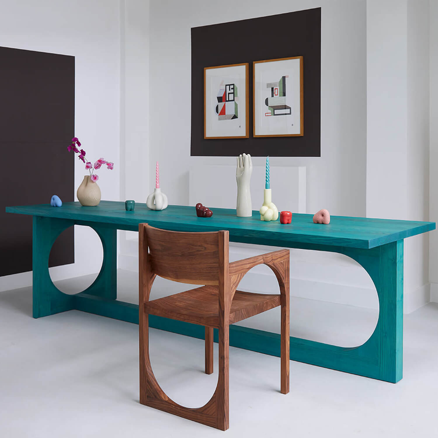 loupe tafel en chair in friday next gallery