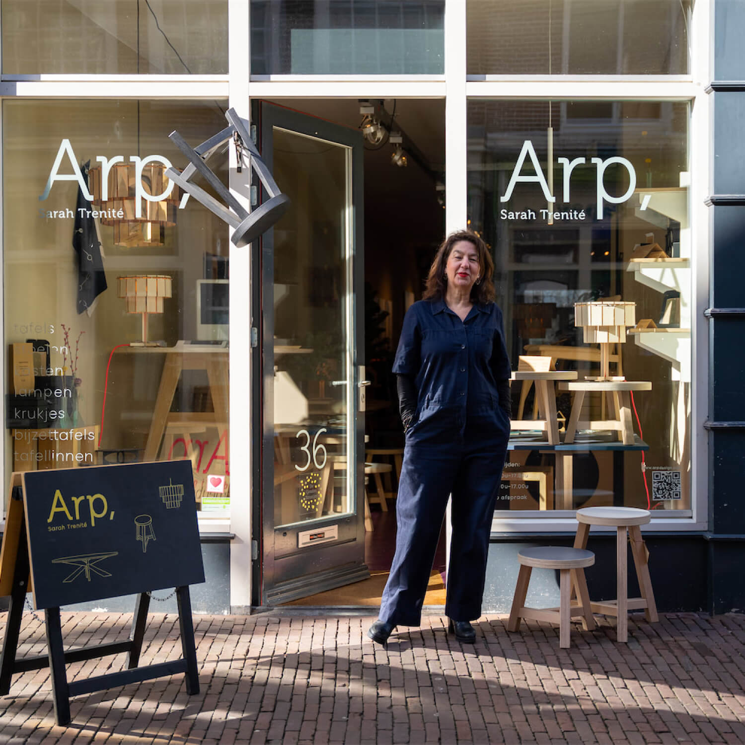 sarah trenite voor arp winkel in kleine houtstraat