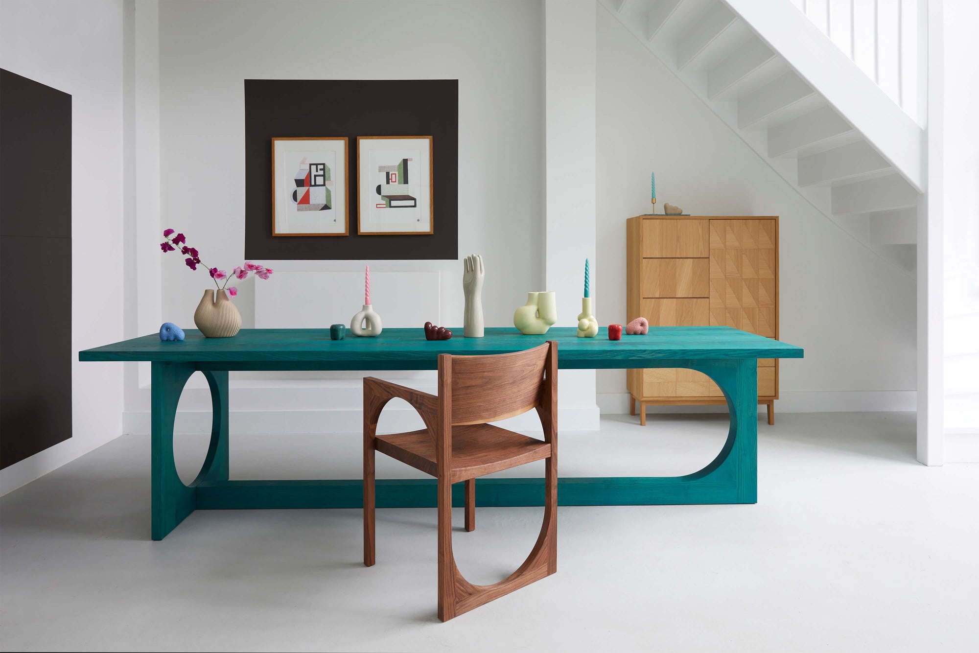 rechthoekige tafel loupe met loupe chair bij friday next gallery
