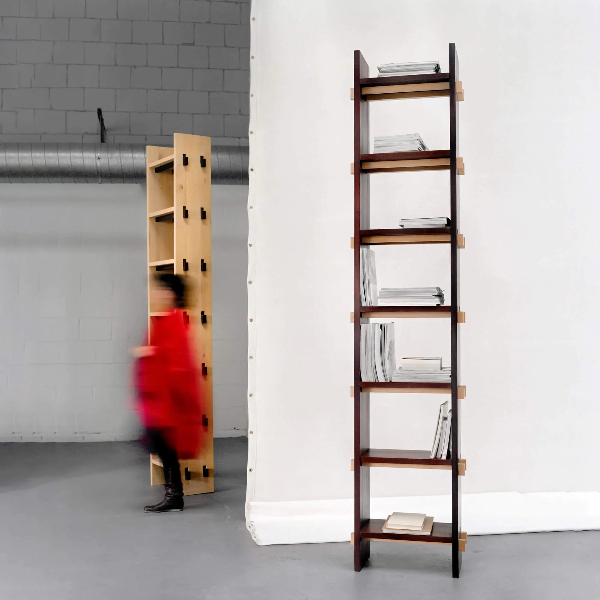 arpway original kasten met iemand in rood arp design