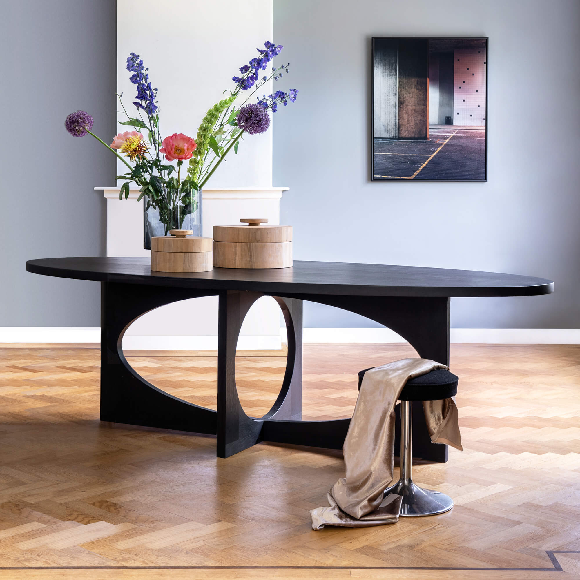 ovale tafel Eye met kruk en bloemen arp design