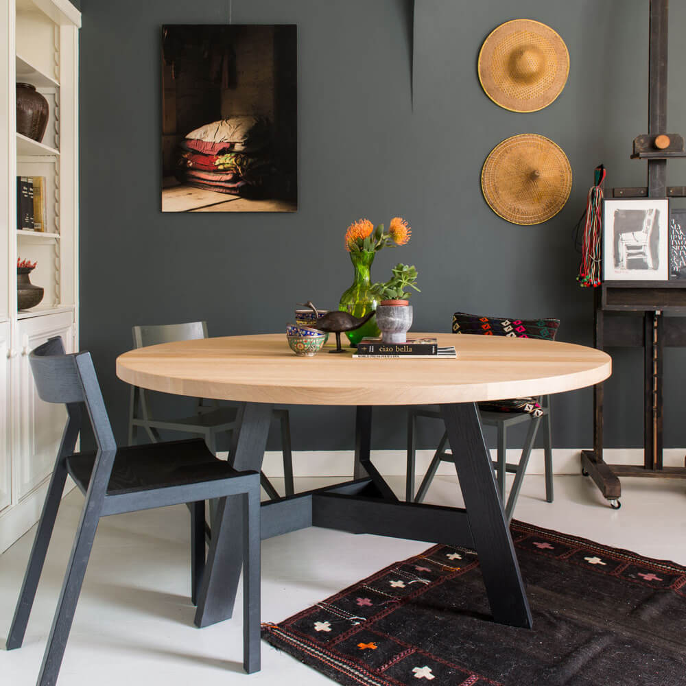 triround classic zwarte poot in kamer met kast