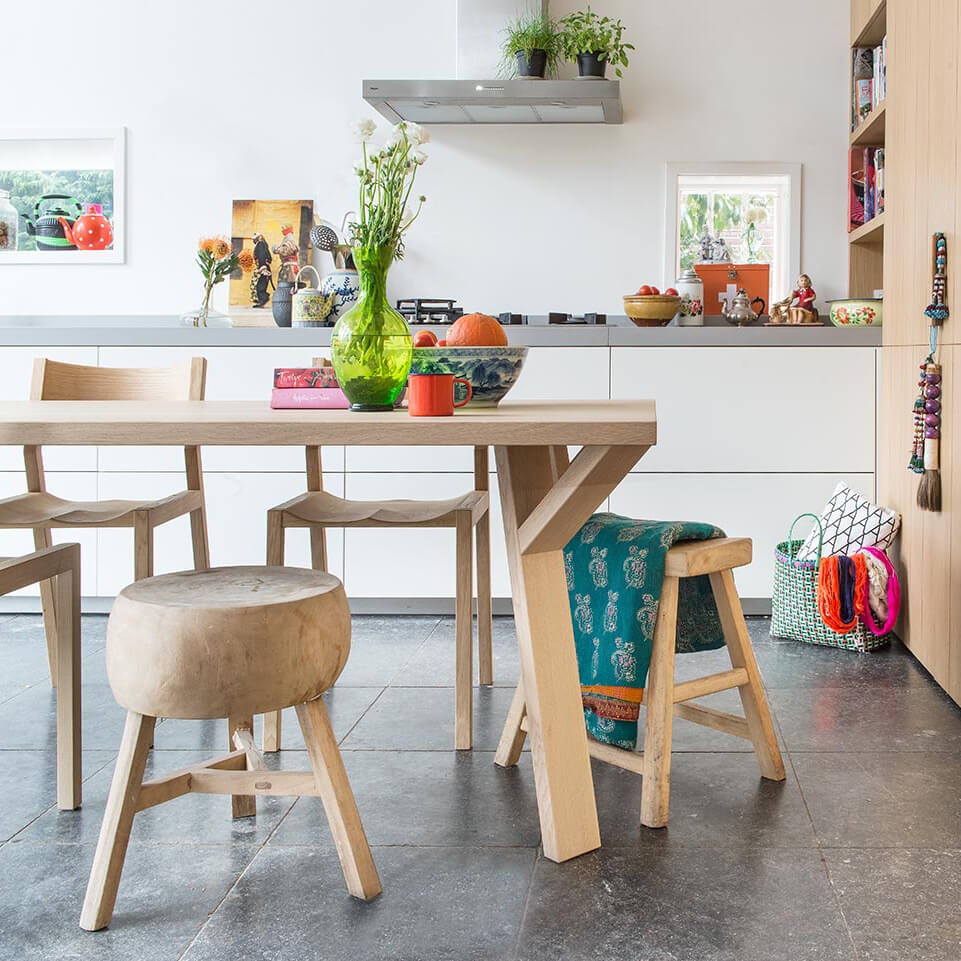 twiglegs classic kleurrijke keuken met krukken